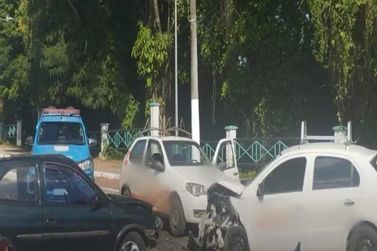 Batida entre dois carros deixa guarda municipal ferido em Volta Redonda