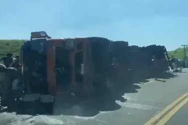 Caminhão tomba na RJ-155, em Barra Mansa