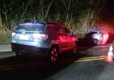 Colis&atilde;o frontal entre dois ve&iacute;culos mobilizou equipes de resgate na madrugada deste domingo