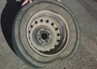 Condutor relata que caiu em um abertura na Rua Pinheiro e teve pneu e roda danificados