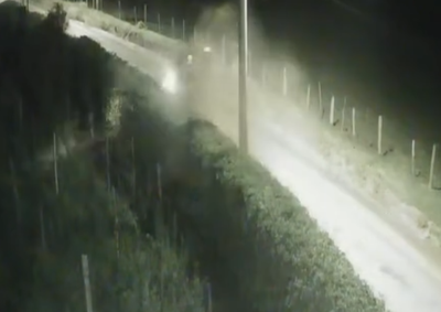 Autom&oacute;vel em alta velocidade atingiu um barranco na lateral da via e capotou