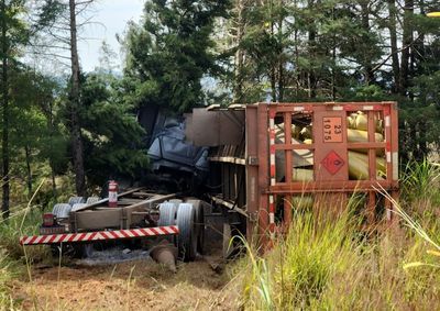 Motorista e ajudante sofreram ferimentos e a carga precisou ser transferida para outro ve&iacute;culo