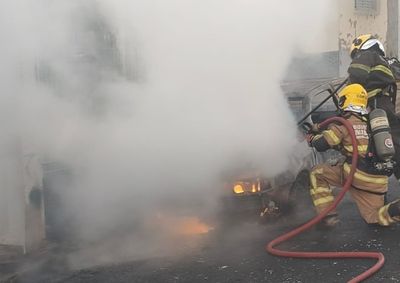 Ve&iacute;culo estava completamente em chamas quando a equipe dos Bombeiros chegou ao local