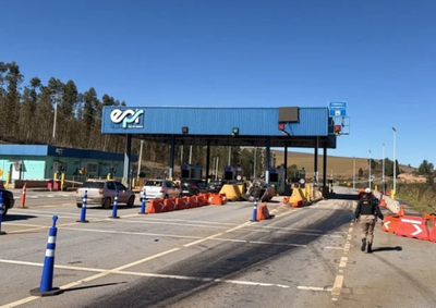 Acidente envolvendo caminh&atilde;o e utilit&aacute;rio resultou em capotamento