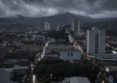 A previs&atilde;o &eacute; de chuva intensa e ventos fortes de at&eacute; 60 km/h