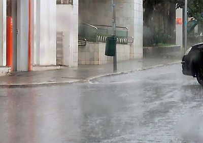 Aviso prev&ecirc; possibilidade de chuva forte, ventos de at&eacute; 60 km/h e orienta popula&ccedil;&atilde;o sobre cuidados durante o per&iacute;odo