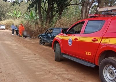 Colis&atilde;o contra barranco causou estragos no ve&iacute;culo e exigiu atendimento do Corpo de Bombeiros e do Samu