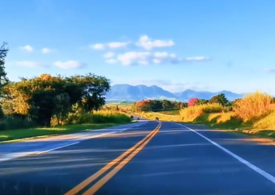 Vista panor&acirc;mica das montanhas marca o trajeto de chegada ao munic&iacute;pio
