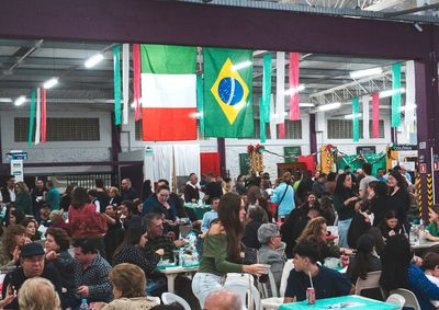 Evento re&uacute;ne apresenta&ccedil;&otilde;es art&iacute;sticas, gastronomia t&iacute;pica e a escolha da corte da Festa do Vinho