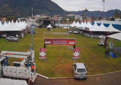Evento segue at&eacute; domingo com shows de artistas regionais, participa&ccedil;&atilde;o de vin&iacute;colas e barracas de entidades