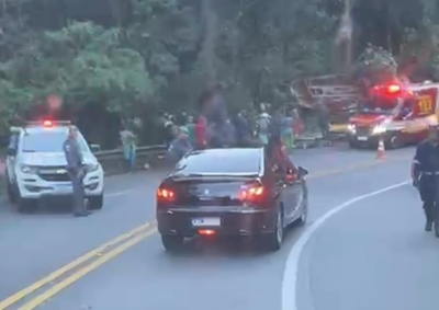 Ve&iacute;culo saiu da pista e bateu contra uma estrutura de prote&ccedil;&atilde;o da rodovia