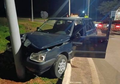Autom&oacute;vel atingiu um poste pr&oacute;ximo &agrave; Icasa na noite desta segunda-feira