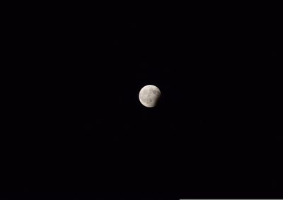 Fen&ocirc;meno astron&ocirc;mico que ocorre quando a Terra se posiciona exatamente entre o Sol e a Lua