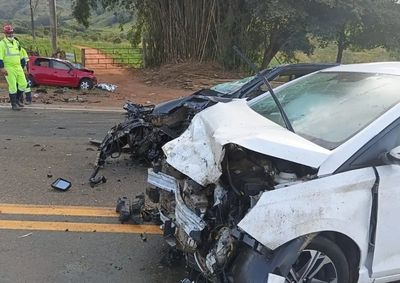 V&iacute;tima de 52 anos morreu presa &agrave;s ferragens e outros dois motoristas foram socorridos