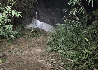 V&iacute;tima, de 51 anos, foi localizada em uma &aacute;rea nos fundos do im&oacute;vel e a causa da morte ainda ser&aacute; apurada
