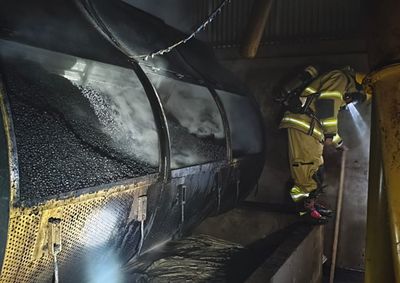 Equipamento agr&iacute;cola, estrutura da fornalha e cerca de 70 sacas de caf&eacute; foram atingidos pelas chamas
