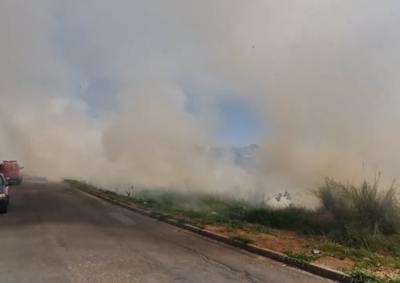 Bombeiros combatem as chamas para evitar que atinjam resid&ecirc;ncias no Portal do Sol, em Andradas