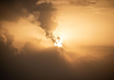 Aviso indica umidade relativa do ar entre 20% e 30% e recomenda cuidados com hidrata&ccedil;&atilde;o e exposi&ccedil;&atilde;o ao sol