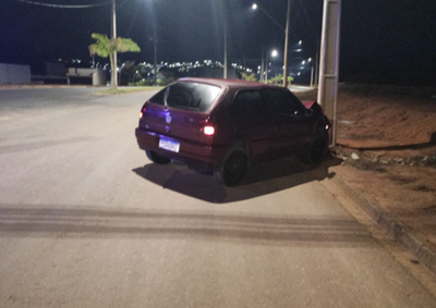 Colis&atilde;o foi registrada na Avenida M&aacute;rio Lanzani e o condutor sofreu ferimentos e foi levado &agrave; Santa Casa pela namorada