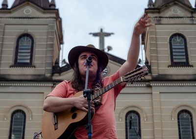 Anderson Martins apresentou repert&oacute;rio inspirado no Sul de Minas durante o festival