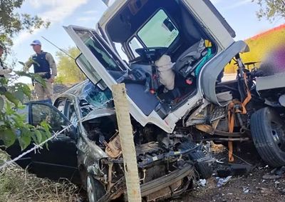 Motorista do caminh&atilde;o sofreu ferimentos leves e foi encaminhado ao hospital