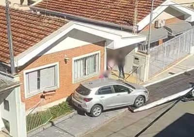 Carro derrubou port&atilde;o, grade e causou danos na estrutura de um im&oacute;vel na Vila Graziani
