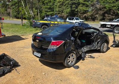 Carro em que as v&iacute;timas estavam cruzava a pista quando acabou sendo atingido por outro autom&oacute;vel