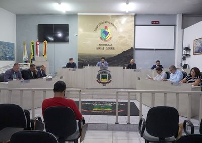 Reuni&atilde;o discute cr&eacute;ditos suplementares, programas sociais e t&iacute;tulos de cidad&atilde;o andradense