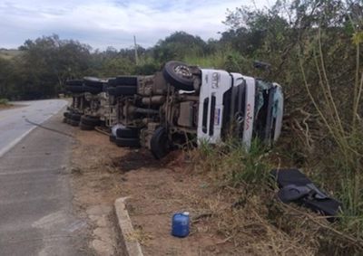 Condutor do ve&iacute;culo precisou ser retirado das ferragens pelo Corpo de Bombeiros
