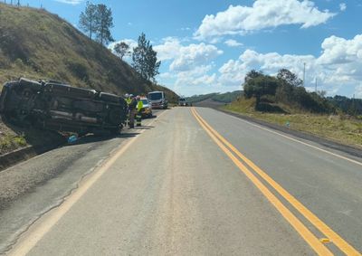 Ve&iacute;culo saiu da pista ap&oacute;s a condutora perder o controle da dire&ccedil;&atilde;o
