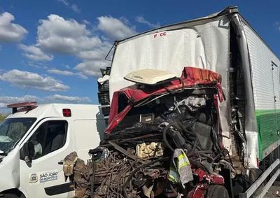 Motorista de caminh&atilde;o morreu preso &agrave;s ferragens e v&iacute;timas foram levadas para atendimento m&eacute;dico