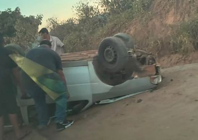 Ve&iacute;culo bateu contra barranco, capotou e tr&ecirc;s pessoas foram socorridas pelo Samu e levadas &agrave; Santa Casa