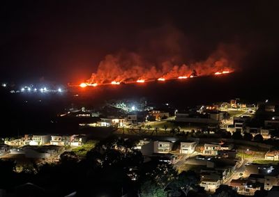 Fogo atingiu cerca de 20 mil metros quadrados na regi&atilde;o da Palestrina e exigiu trabalho de combate e rescaldo at&eacute; a madrugada
