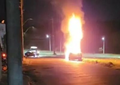 Carro foi tomado pelas chamas e a suspeita &eacute; de que uma pane el&eacute;trica tenha iniciado o fogo