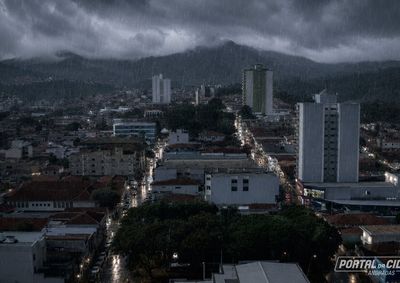 Aviso vale durante toda esta quinta-feira e prev&ecirc; chuva intensa, com ventos de at&eacute; 60 km/h