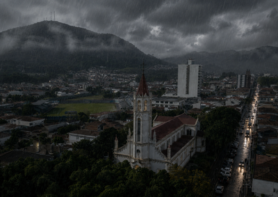 Aviso prev&ecirc; possibilidade de chuva forte, ventos de at&eacute; 60 km/h e queda de granizo ao longo do dia