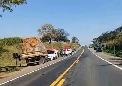 Ve&iacute;culo que transportava botij&otilde;es de g&aacute;s teria parado ap&oacute;s motorista encontrar um cachorro na pista