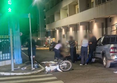 Batida entre moto e carro aconteceu na noite desta segunda-feira na regi&atilde;o central da cidade