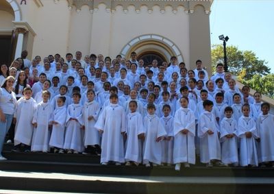 Celebra&ccedil;&atilde;o marca a apresenta&ccedil;&atilde;o e a troca de crucifixos dos jovens que servem ao altar