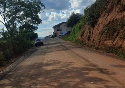 Acesso &agrave; MG-455 &eacute; utilizado por moradores da regi&atilde;o e pavimenta&ccedil;&atilde;o ainda depende de nova licita&ccedil;&atilde;o