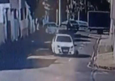 C&acirc;mera de seguran&ccedil;a registrou o momento do acidente ocorrido na Rua Professora Elvira de Oliveira Ansani, em Andradas