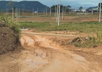 Trecho &eacute; usado diariamente enquanto obras de pavimenta&ccedil;&atilde;o da via principal permanecem paralisadas