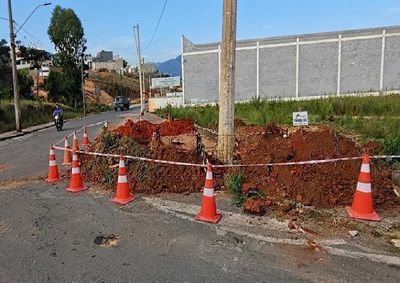 Rompimento provocou uma abertura profunda pr&oacute;xima ao acostamento e motoristas devem ter aten&ccedil;&atilde;o no trecho