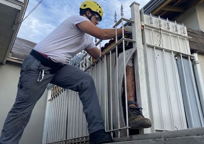 Homem foi localizado pela PM com fios furtados em almoxarifado e precisou de atendimento m&eacute;dico