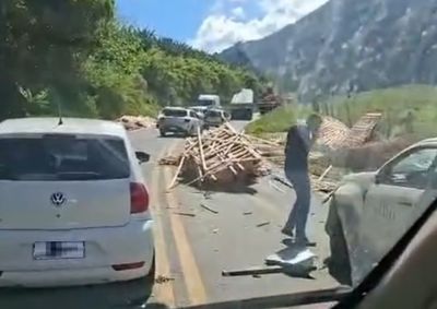 Batida aconteceu no trecho entre Andradas e Ibiti&uacute;ra de Minas, e carga ficou espalhada na pista
