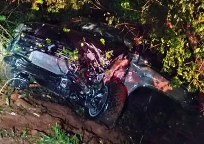 Ve&iacute;culo saiu da pista e ficou bastante danificado ap&oacute;s a colis&atilde;o registrada na noite de s&aacute;bado