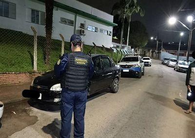 Jovem teria sa&iacute;do com o ve&iacute;culo sem conhecimento dos respons&aacute;veis e atingido dois carros estacionados