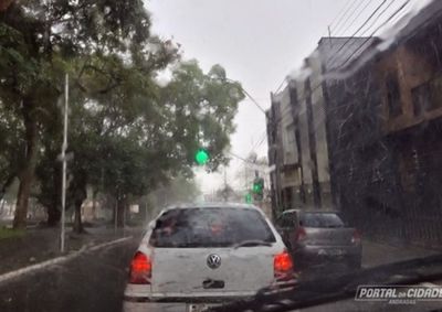 Previs&atilde;o indica chuva forte, ventos de at&eacute; 100 km/h e possibilidade de granizo, segundo o Inmet