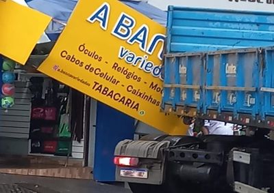 Ve&iacute;culo atingiu o toldo e parte da estrutura de uma loja durante a tarde desta segunda-feira
