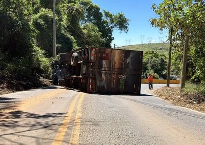 Motorista n&atilde;o se feriu, e tr&acirc;nsito na serra operou no sistema de pare e siga